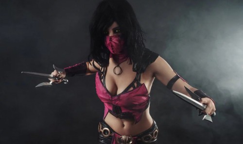 Милина из новой экранизации Mortal Kombat показала мастерское обращение с саями